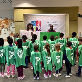 les élèves avec une cape verte pour le 25 septembre