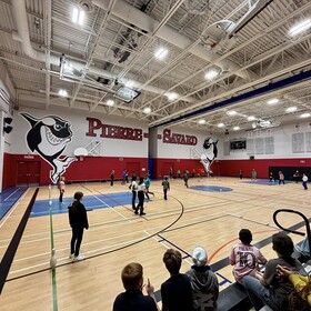 élèves jouant à un sport au gymnase